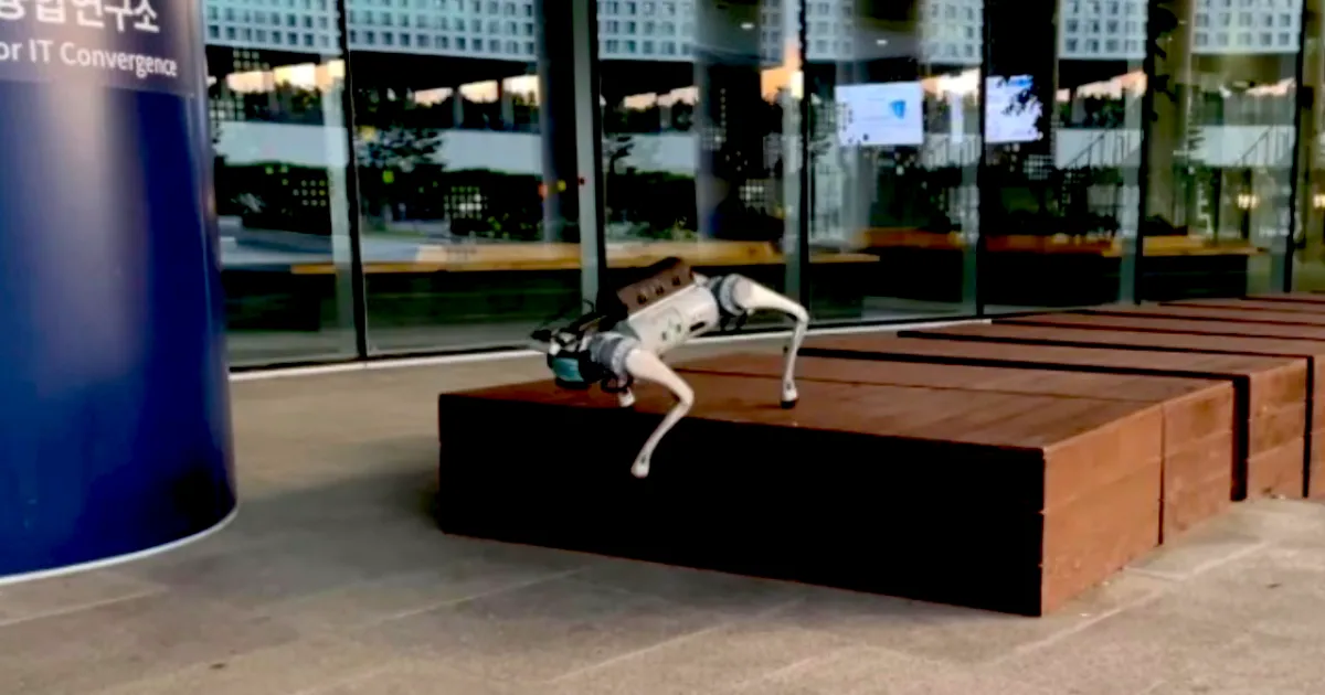 DreamWaQ++ : le robot quadrupède qui défie les terrains difficiles