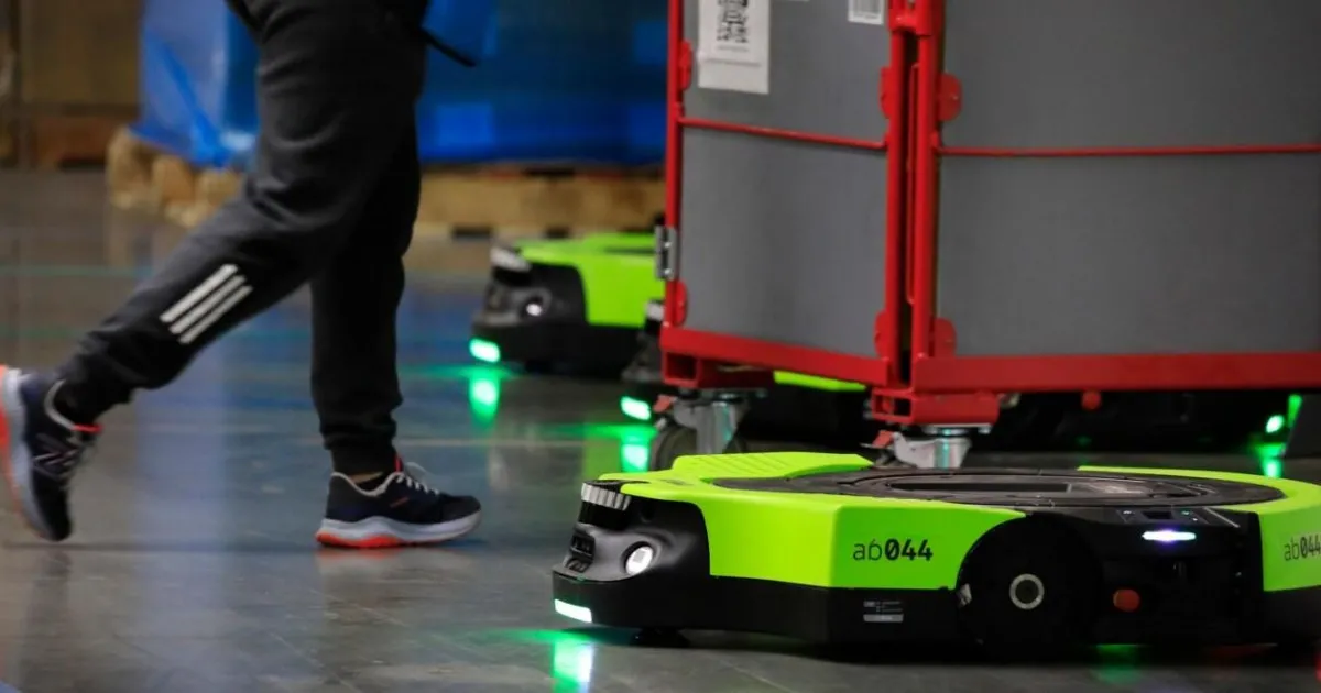 Amazon lance un robot d'entrepôt pilotable à la voix