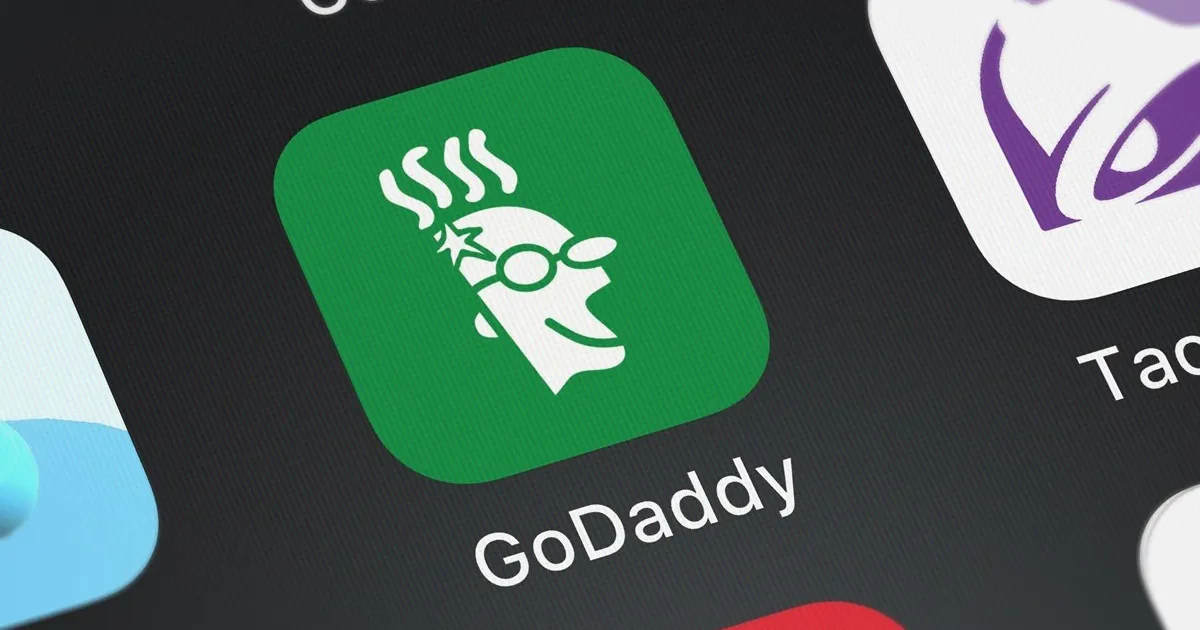 Cloudflare et GoDaddy s'allient contre les bots IA